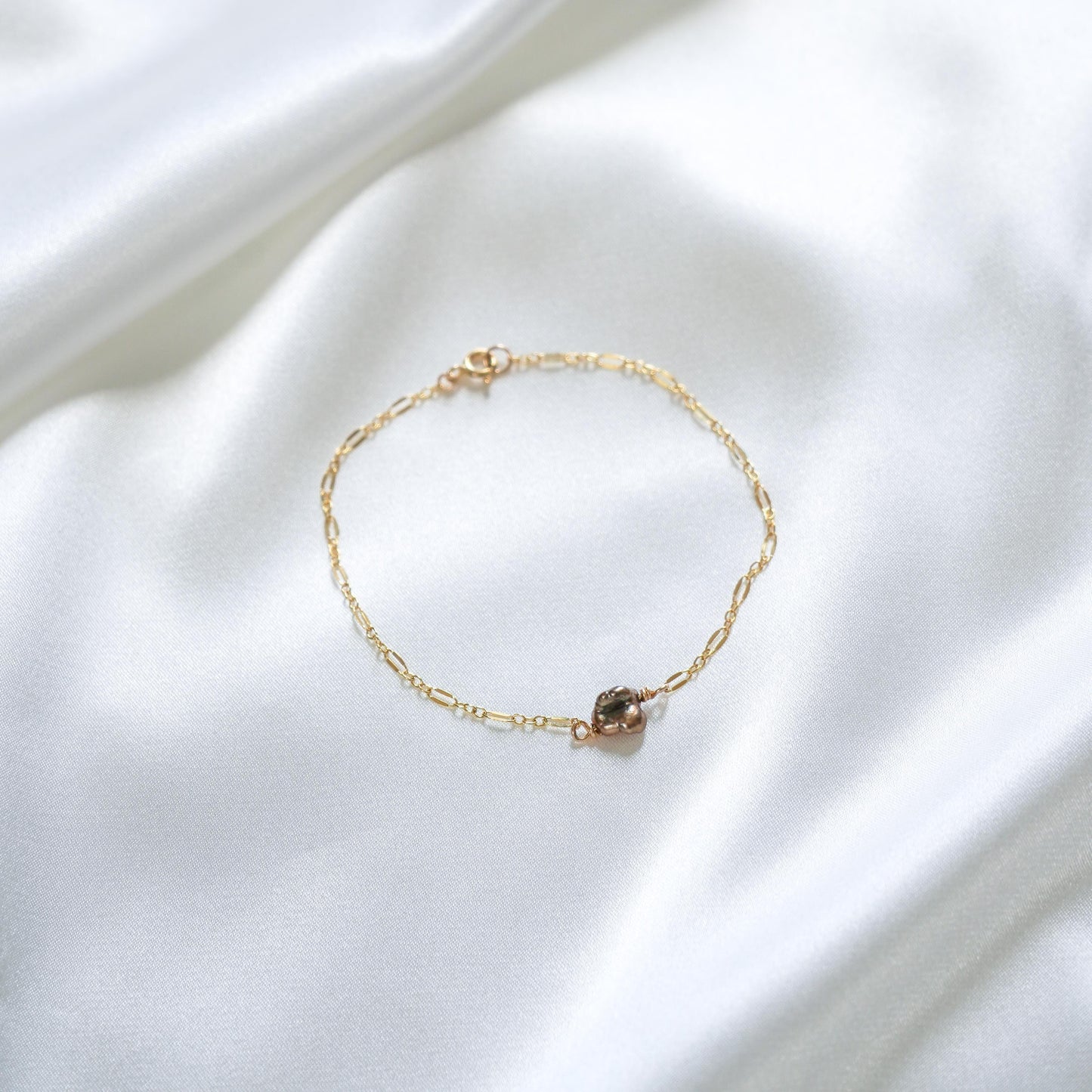 Gold chain bracelet with single keshi pearl