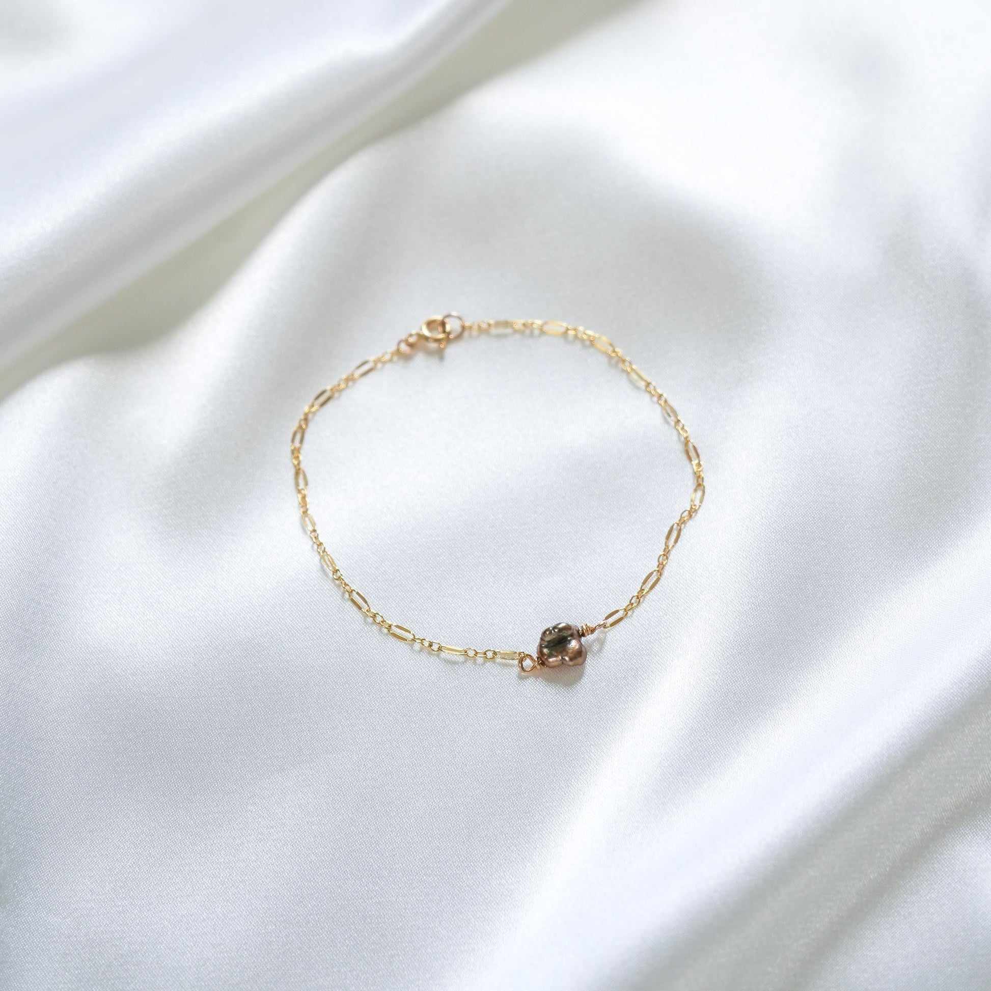 Gold chain bracelet with single keshi pearl