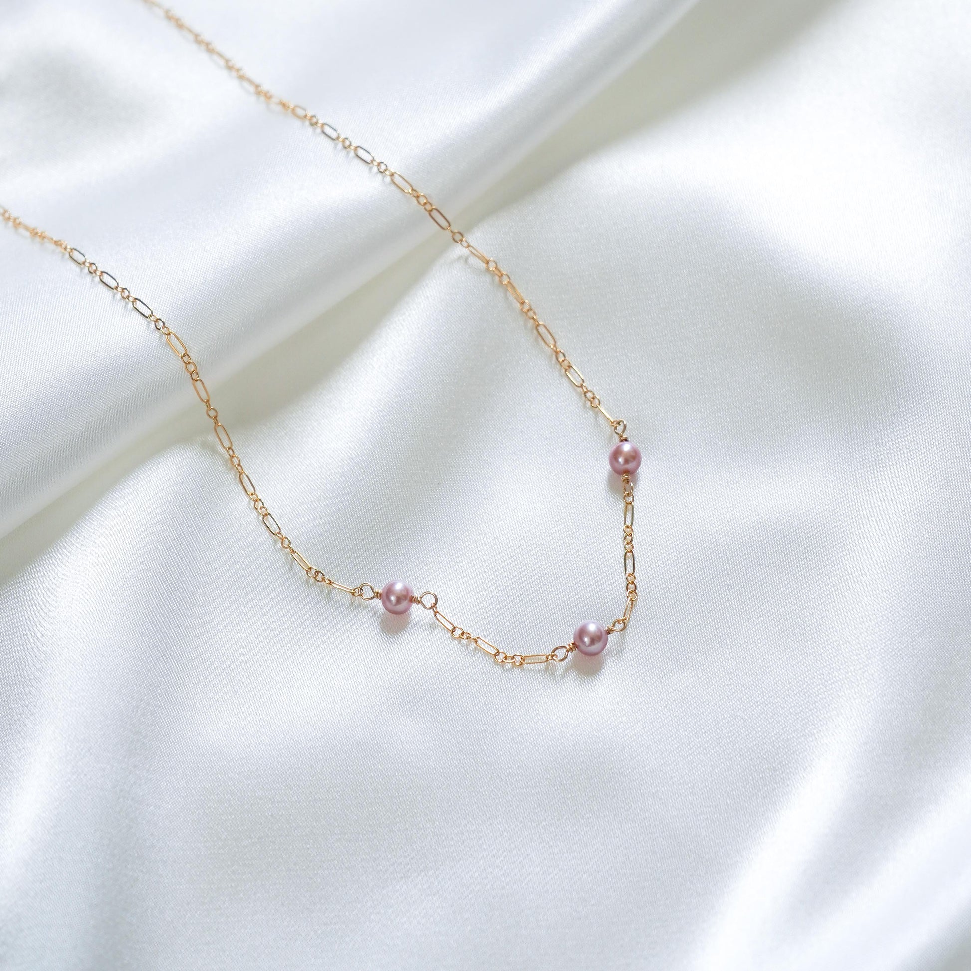 Gold necklace with three small edison pearls